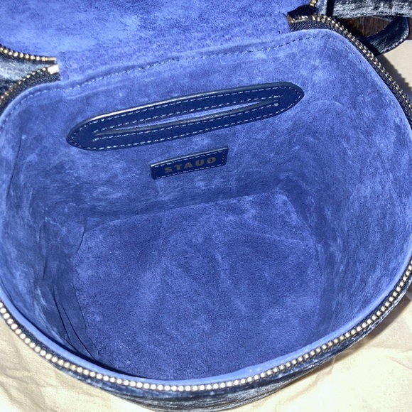 STAUD ‘vitti’ velvet bucket bag in navy blue - Picture 13 of 16